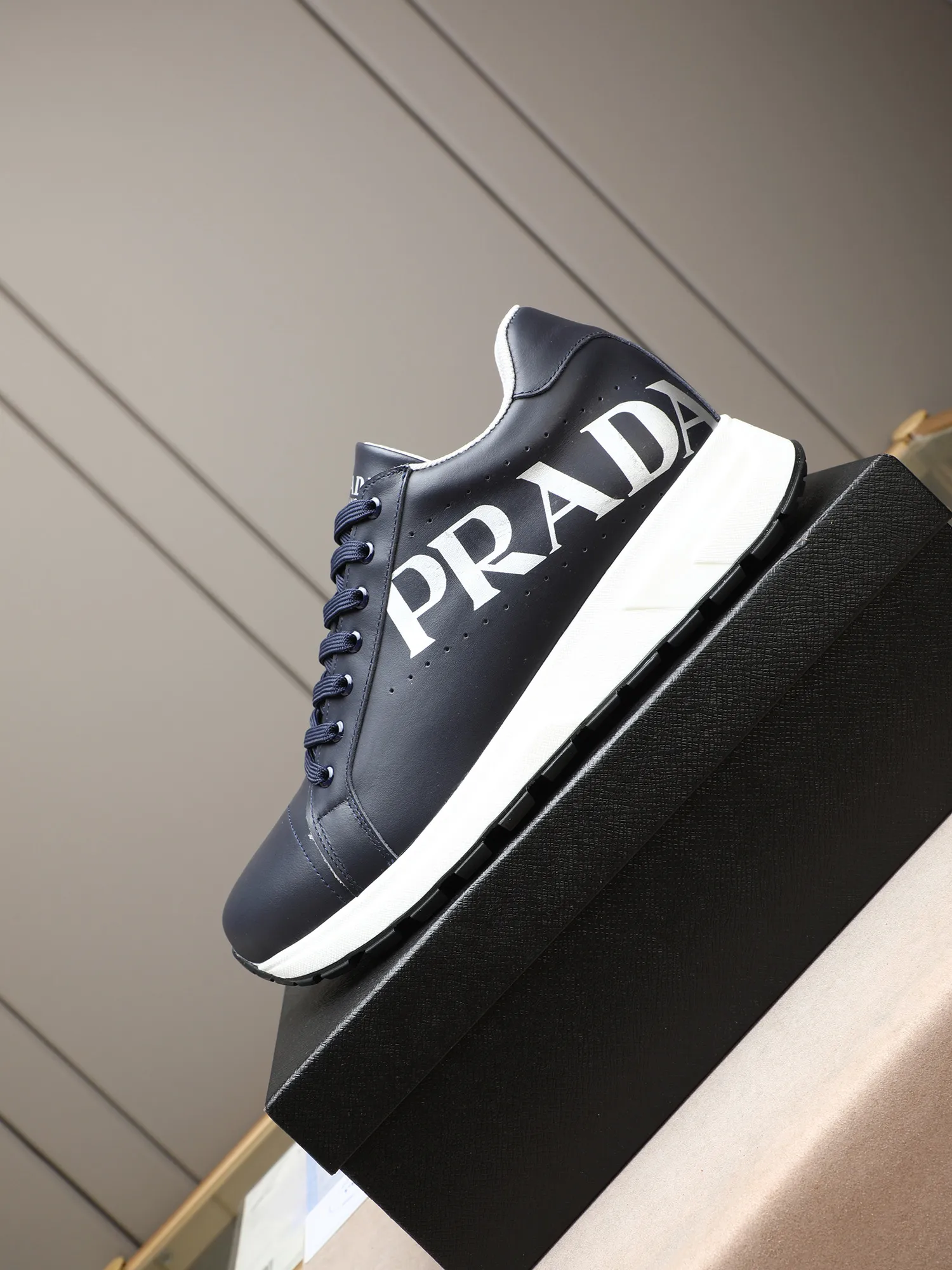 Men's shoes 💰460 PRADA's new model is on the market, the picture above is a must-sell! Fashionable casual men's shoes, trendy and versatile, relaxed and sporty style, imported cowhide leather uppers 3D printed and ultra-fine workmanship. Light and comfortable on the feet, available in 5 colors! 38-44(45 customized)